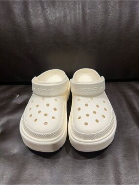 CROCS Stomp Clog platform Mule in white - m6/w8